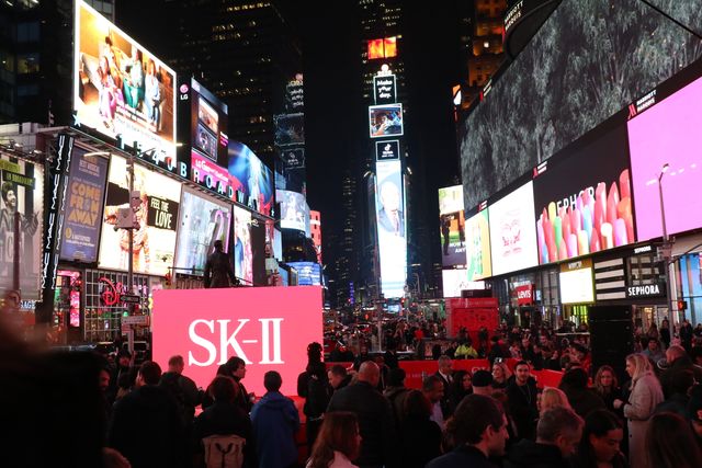 綾瀬はるか、五輪金メダリストとNYタイムズスクエアでツーショット！（4枚目）