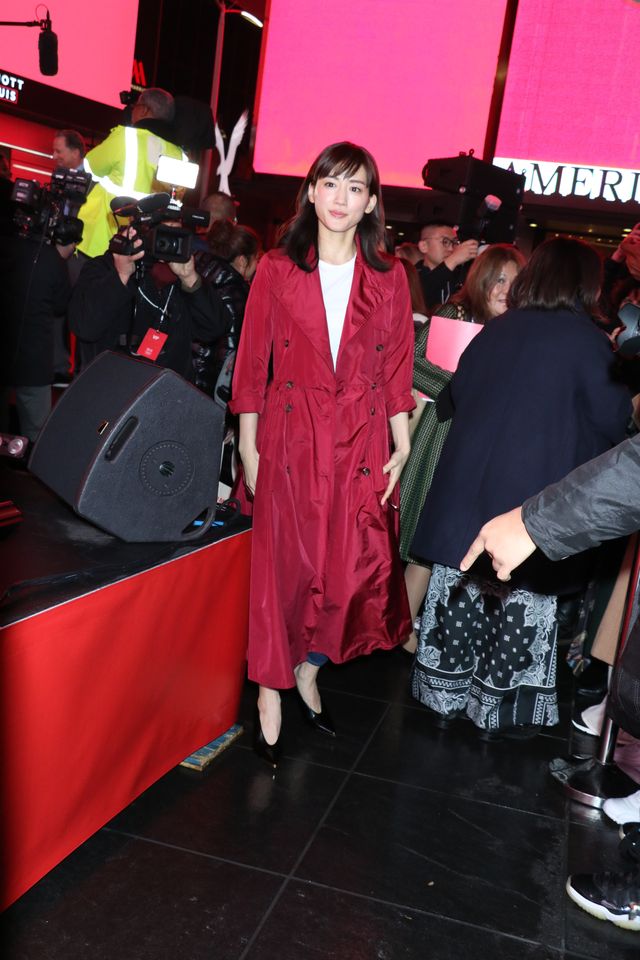 綾瀬はるか、五輪金メダリストとNYタイムズスクエアでツーショット！（7枚目）