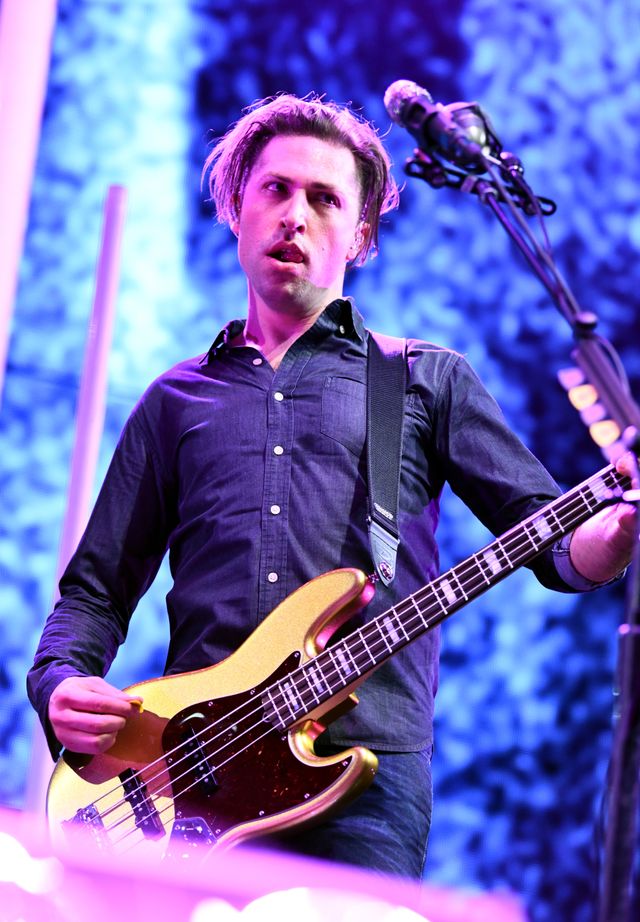 ベーシストのマイケル・シューマン（2枚目）