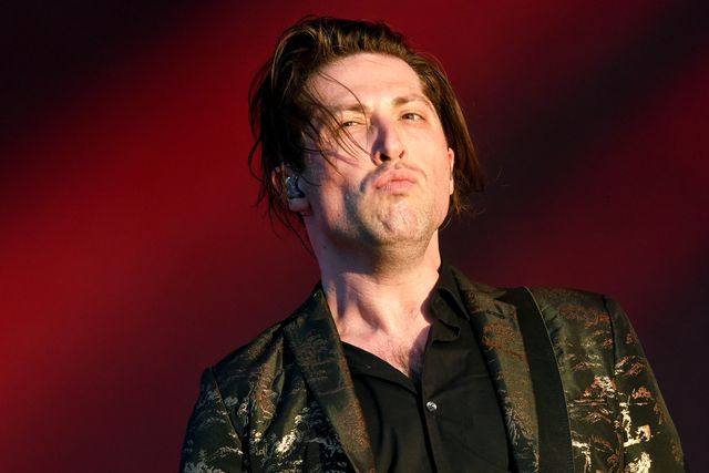 ベーシストのマイケル・シューマン（3枚目）