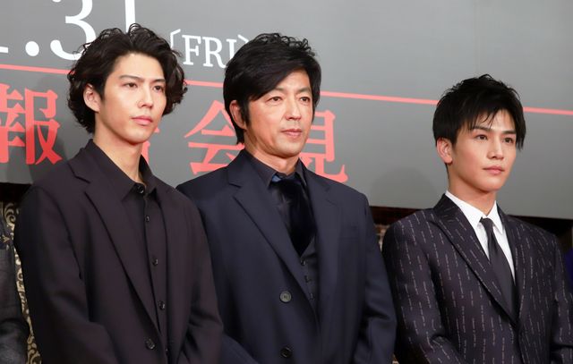 スーツが似合う！左から賀来賢人、大沢たかお、岩田剛典