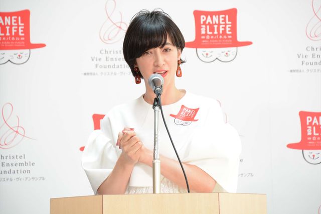 ローラ、笑顔！クールなジャケット姿でイベント登場！一般財団法人クリステル・ヴィ・アンサンブル「新プロジェクト“Panel for LIFE”発表会＆トークショー」：フォトギャラリー