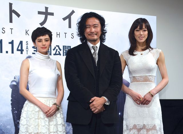 紀里谷監督、美女に挟まれる！映画『ラスト・ナイツ』イベントフォトギャラリー：フォトギャラリー