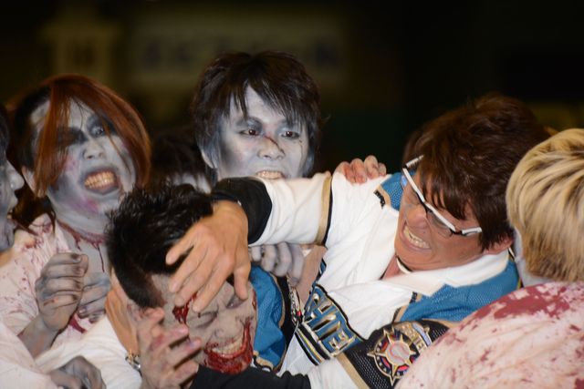 哀川翔、始球式でゾンビ相手に大乱闘！フォトギャラリー：フォトギャラリー