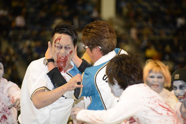 哀川翔、始球式でゾンビ相手に大乱闘！フォトギャラリー（2枚目）