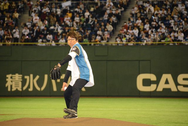 哀川翔、始球式でゾンビ相手に大乱闘！フォトギャラリー（5枚目）