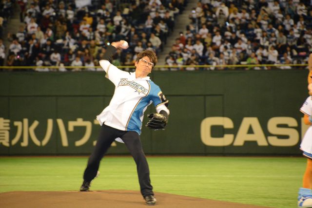 哀川翔、始球式でゾンビ相手に大乱闘！フォトギャラリー（6枚目）