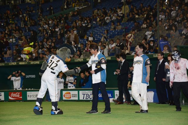 哀川翔、始球式でゾンビ相手に大乱闘！フォトギャラリー（7枚目）