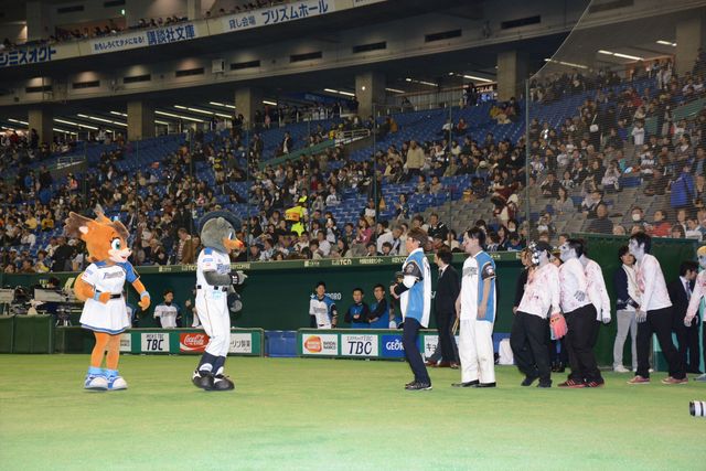 哀川翔、始球式でゾンビ相手に大乱闘！フォトギャラリー（8枚目）
