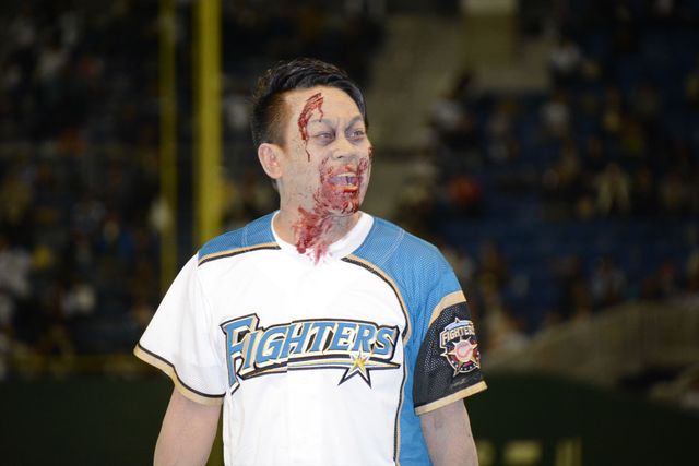 哀川翔、始球式でゾンビ相手に大乱闘！フォトギャラリー（9枚目）