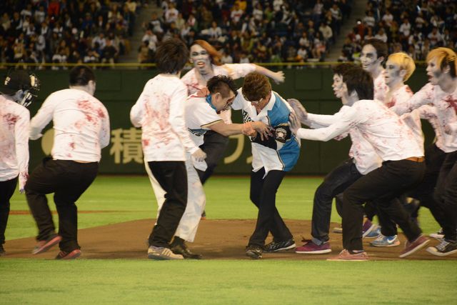 哀川翔、始球式でゾンビ相手に大乱闘！フォトギャラリー（11枚目）