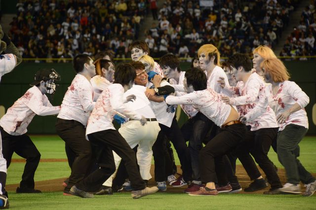 哀川翔、始球式でゾンビ相手に大乱闘！フォトギャラリー（12枚目）