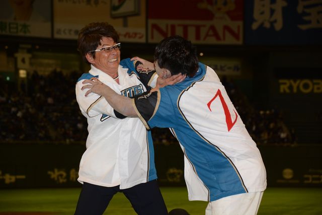 哀川翔、始球式でゾンビ相手に大乱闘！フォトギャラリー（13枚目）