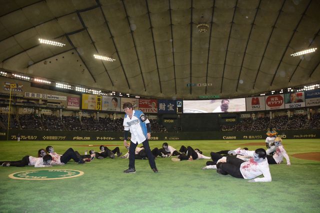 哀川翔、始球式でゾンビ相手に大乱闘！フォトギャラリー（15枚目）