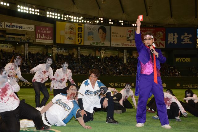 哀川翔、始球式でゾンビ相手に大乱闘！フォトギャラリー（16枚目）