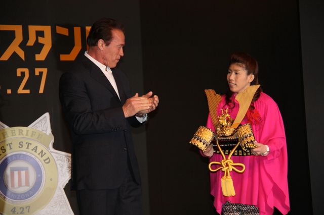 シュワちゃんと吉田、がっつり抱擁！来日会見フォトギャラリー：フォトギャラリー