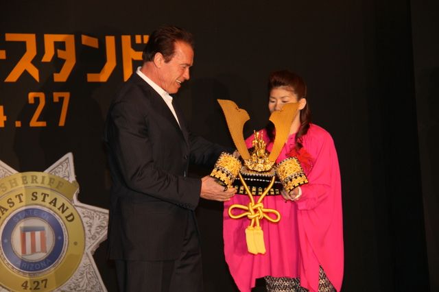 シュワちゃんと吉田、がっつり抱擁！来日会見フォトギャラリー（2枚目）