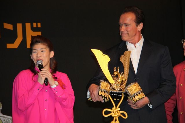 シュワちゃんと吉田、がっつり抱擁！来日会見フォトギャラリー（4枚目）