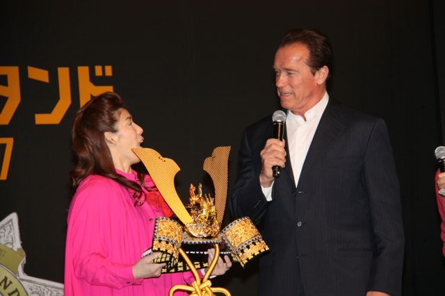 シュワちゃんと吉田、がっつり抱擁！来日会見フォトギャラリー（5枚目）