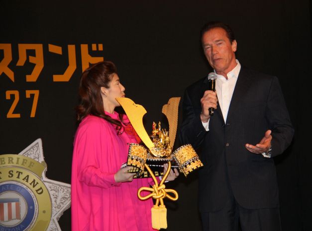 シュワちゃんと吉田、がっつり抱擁！来日会見フォトギャラリー（6枚目）