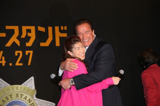 シュワちゃんと吉田、がっつり抱擁！来日会見フォトギャラリー（7枚目）