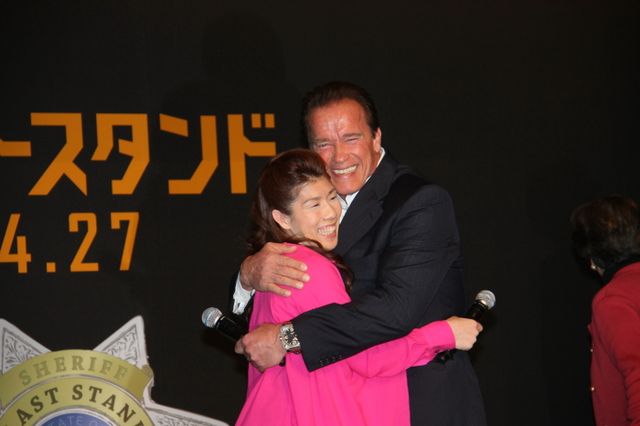 シュワちゃんと吉田、がっつり抱擁！来日会見フォトギャラリー（8枚目）