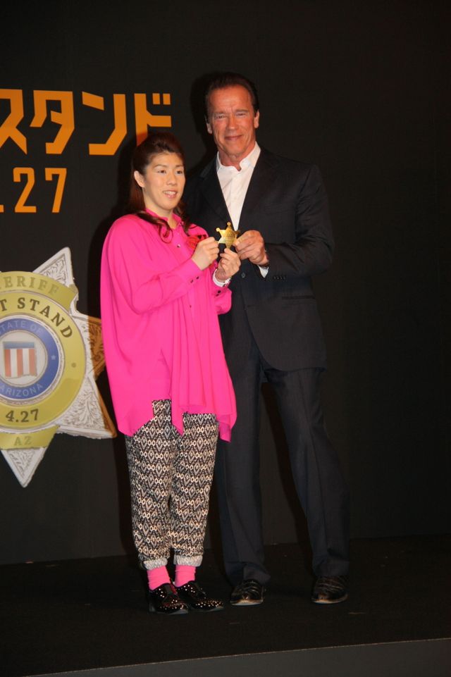 シュワちゃんと吉田、がっつり抱擁！来日会見フォトギャラリー（10枚目）