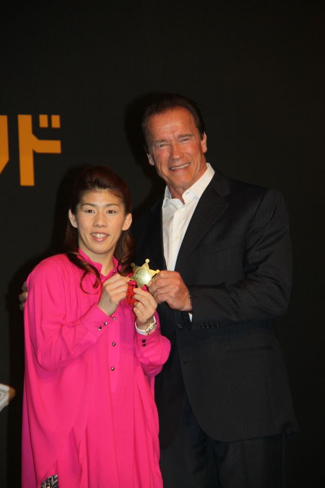 シュワちゃんと吉田、がっつり抱擁！来日会見フォトギャラリー（11枚目）