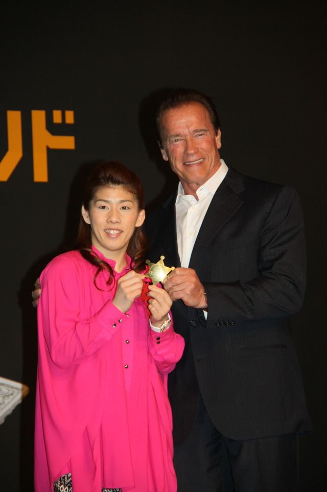 シュワちゃんと吉田、がっつり抱擁！来日会見フォトギャラリー（12枚目）