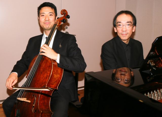 チェリストの海野幹雄とピアニストの新垣隆
