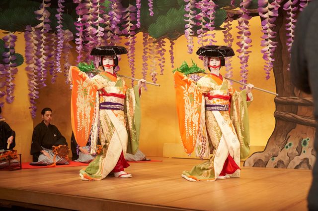 映画『国宝』より舞台「二人藤娘」の吉沢亮、横浜流星