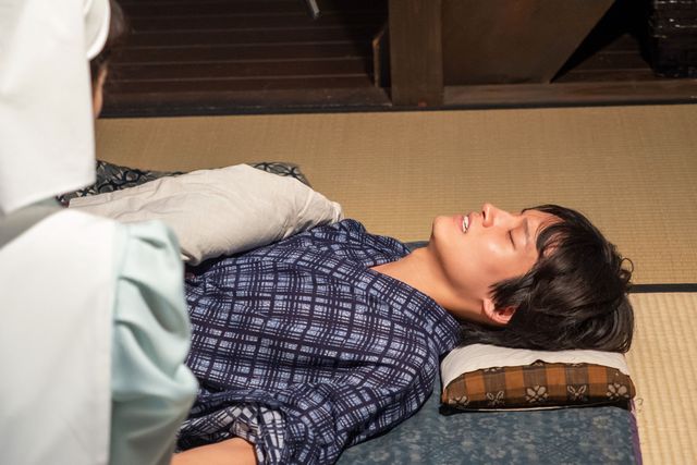 【画像9枚】朝ドラ「風、薫る」藤田（坂口涼太郎）が診察して…第125回場面写真（5枚目）