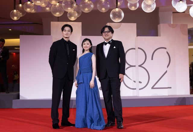 芦田愛菜、艶やかワンショルドレスで魅了!ベネチア国際映画祭レッドカーペット:フォトギャラリー
