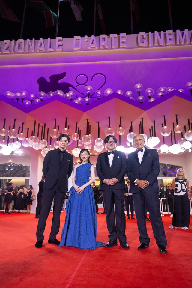 芦田愛菜、艶やかワンショルドレスで魅了！ベネチア国際映画祭レッドカーペット（2枚目）