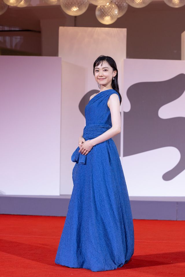 芦田愛菜、艶やかワンショルドレスで魅了！ベネチア国際映画祭レッドカーペット（4枚目）