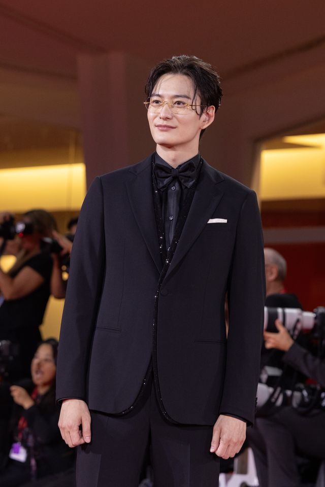 芦田愛菜、艶やかワンショルドレスで魅了！ベネチア国際映画祭レッドカーペット（5枚目）