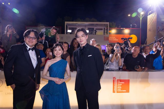 芦田愛菜、艶やかワンショルドレスで魅了！ベネチア国際映画祭レッドカーペット（7枚目）