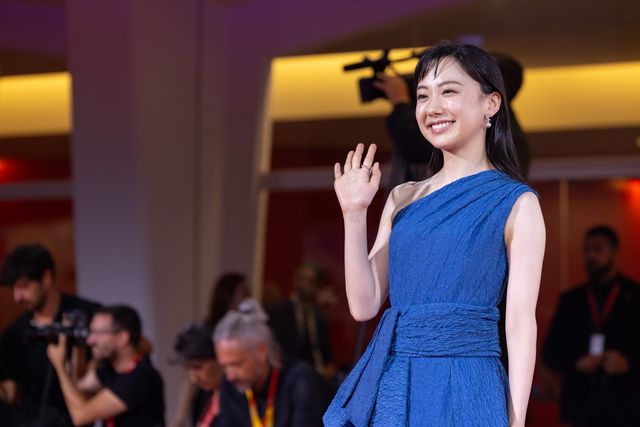 芦田愛菜、艶やかワンショルドレスで魅了！ベネチア国際映画祭レッドカーペット（9枚目）