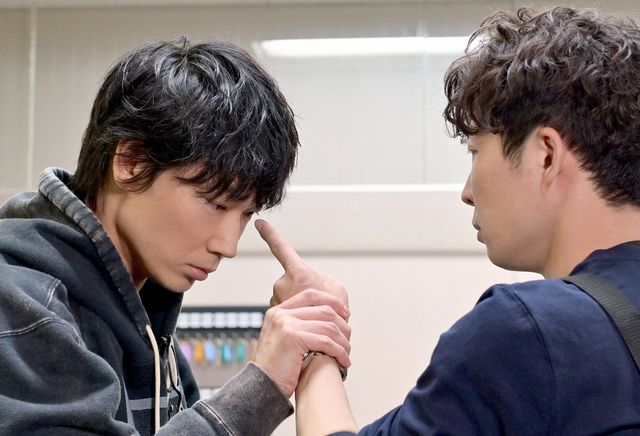 綾野剛＆星野源主演「MIU404」初回場面写真：フォトギャラリー
