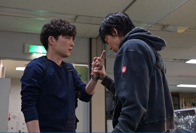 綾野剛＆星野源主演「MIU404」初回場面写真（2枚目）