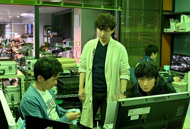 綾野剛＆星野源主演「MIU404」初回場面写真（11枚目）