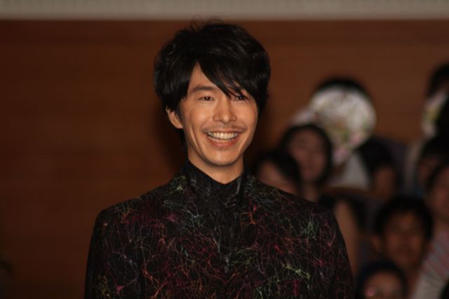 歌って踊る！長谷川博己＆上白石萌音フォトギャラリー（2枚目）