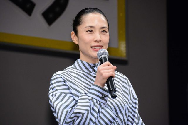 深津絵里 、お洒落ワンピースで登場！映画『サバイバルファミリー』完成披露試写会舞台あいさつギャラリー：フォトギャラリー