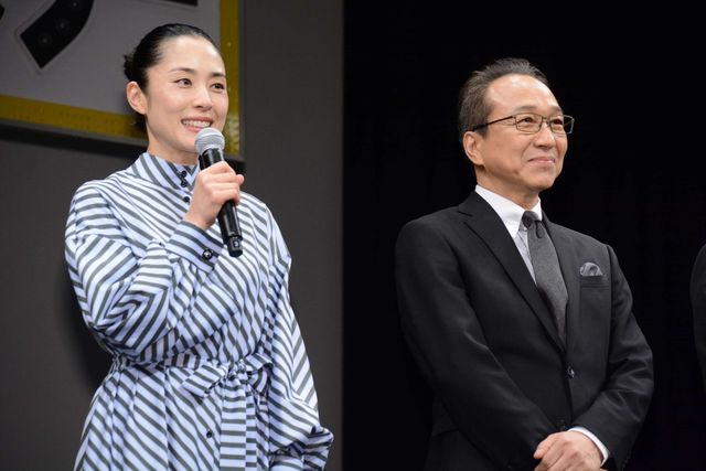 深津絵里 、お洒落ワンピースで登場！映画『サバイバルファミリー』完成披露試写会舞台あいさつギャラリー（2枚目）