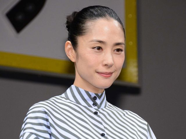 深津絵里 、お洒落ワンピースで登場！映画『サバイバルファミリー』完成披露試写会舞台あいさつギャラリー（4枚目）