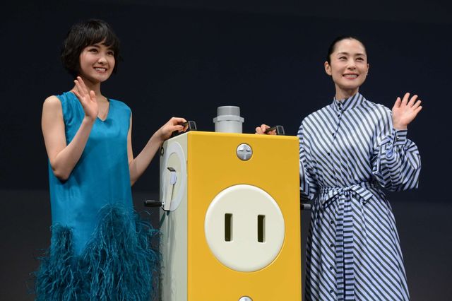 深津絵里 、お洒落ワンピースで登場！映画『サバイバルファミリー』完成披露試写会舞台あいさつギャラリー（6枚目）