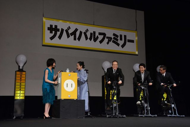 深津絵里 、お洒落ワンピースで登場！映画『サバイバルファミリー』完成披露試写会舞台あいさつギャラリー（8枚目）