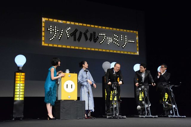 深津絵里 、お洒落ワンピースで登場！映画『サバイバルファミリー』完成披露試写会舞台あいさつギャラリー（9枚目）