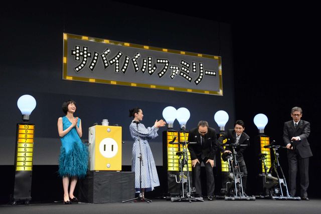 深津絵里 、お洒落ワンピースで登場！映画『サバイバルファミリー』完成披露試写会舞台あいさつギャラリー（10枚目）