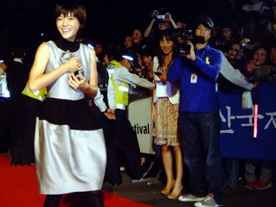 韓国の観客から大声援を受けるグーグーを抱いた上野樹里